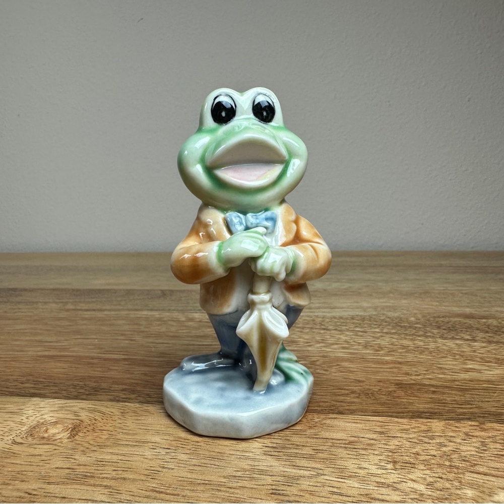 FATHER TUCK'S VINTAGE "FROGGY WOULD A WOOING‎ GO" FIGURINE. UMBRELLA